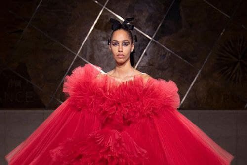 بررسی کالکشن بهاری اوت کوتور GiambattistaValli 2022